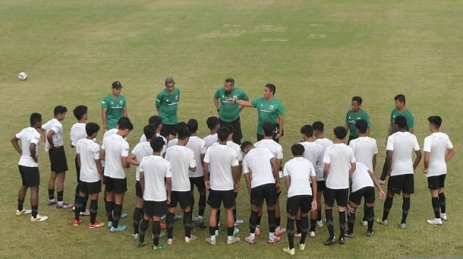 Foto arsip - Pelatih Timnas Indonesia U-17 Bima Sakti (tengah) memberikan arahan kepada sejumlah pemain saat latihan di Lapangan ABC Senayan, Jakarta, Sabtu (26/8/2023). ANTARA FOTO/Fakhri Hermansyah/tom