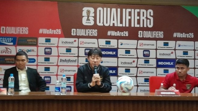 Pelatih Timnas Indonesia Shin Tae-Yong (tengah) dalam konferensi pers sebelum pertandingan menghadapi Brunei Darussalam pada Kualifikasi Piala Dunia 2026 di Media Center Stadion Gelora Bung Karno, Jakarta, Rabu (11/10/2023). (ANTARA/FAJAR SATRIYO)