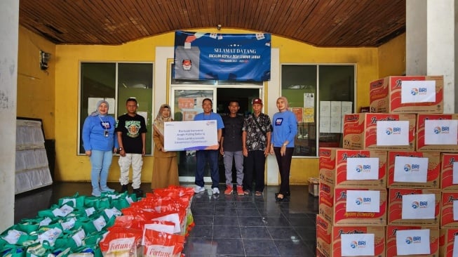 BRI Beri Bantuan Kebutuhan Pokok untuk Korban Bencana Puting Beliung di Sukabumi