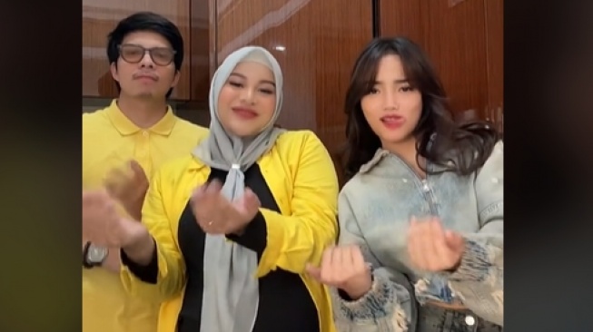 Momen Atta Halilintar dan Aurel Hermansyah Main ke Rumah Baru Fuji. (TikTok/aureliehermansyahatta)