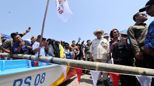 Menteri Pertahanan (Menhan) Prabowo Subianto dan eks Menteri Kelautan dan Perikanan Susi Pudjastuti menyerahkan kapal dan mesin bagi nelayan di Pangandaran, Jawa Barat, Rabu (11/10/2023). (Dok. Gerindra)