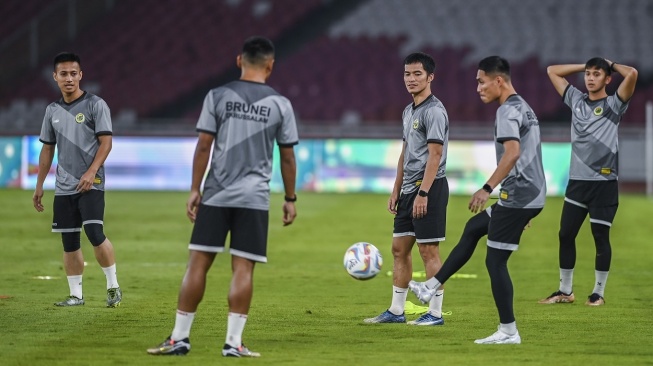 Sejumlah pemain Timnas Brunei Darussalam mengikuti sesi latihan di Stadion Utama Gelora Bung Karno, Jakarta, Rabu (11/10/2023). Latihan tersebut bagian dari persiapan jelang pertandingan melawan Timnas Indonesia pada di fase pertama Kualifikasi Piala Dunia 2023. ANTARA FOTO/Galih Pradipta/tom. 