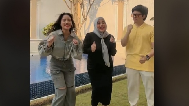 Momen Atta Halilintar dan Aurel Hermansyah Main ke Rumah Baru Fuji. (TikTok/fujiiian)