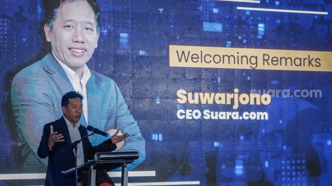 CEO Suara.com, Suwarjono memberikan sambutan saat gelaran Lokal Media Summit (LMS) 2023 di Hotel Aryaduta, Jakarta, Rabu (11/10/2023). [Suara.com/Alfian Winanto]