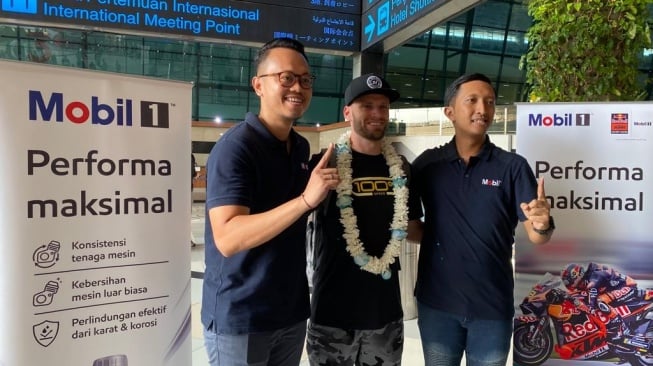 Dua Pembalap Tim Red Bull KTM, Brad Binder dan Jack Miller Tiba di Jakarta. (Foto: Mobil1)