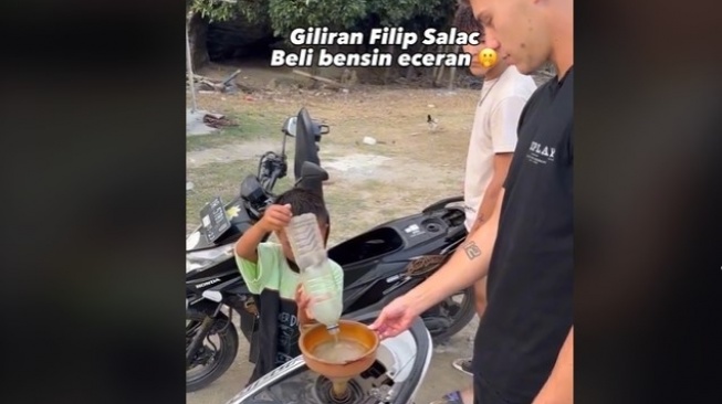 Momen Pebalap Moto2 Filip Salac Beli Bensin Eceran hingga Ketuk-ketuk Corong. [TikTok/lambegpvid]