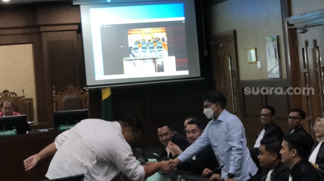 Kala Dito Ariotedjo dan Johnny G Plate Bersalaman di Sidang Kasus Korupsi BTS Kominfo