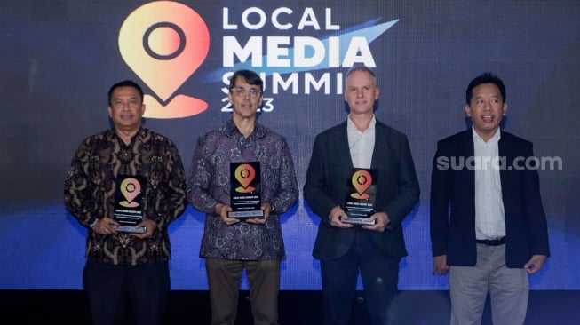 (dari kanan) CEO Suara.com, Suwarjono foto bersama dengan IMS Asia Regional Director, Lars Bestle, Deputy Director of Environment Office USAID Indonesia, Mark Newton dan Wakil Ketua Dewan Pers, Agung Dharmajaya usai membuka gelaran Lokal Media Summit (LMS) 2023 di Hotel Aryaduta, Jakarta, Rabu (11/10/2023). [Suara.com/Alfian Winanto]