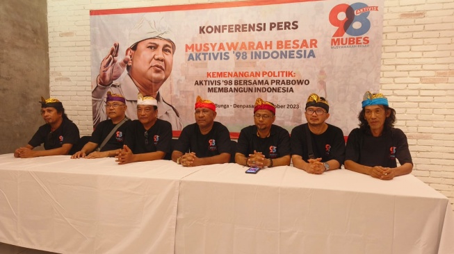 Ketua Panitia Mubes Aktivis 98 Sangap Surbakti dan sejumlah perwakilan aktivis menyampaikan keterangan mendukung Prabowo Subianto, Rabu (11/10/2023). [Dok Mubes 98]