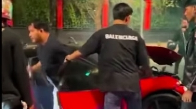 Eki, Sosok Pengusaha Asal Surabaya Pemilik Ferrari Merah yang Tabrak Pengendara di Bundaran Senayan