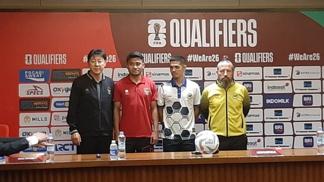  Pelatih Timnas Indonesia Shin Tae-yong bersama kapten tim Asnawi Mangkualam saat berfoto bersama juru taktik Brunei Darussalam Mario Rivera dengan pemainnya Hendra Azam Idris dalam konferensi pers sehari jelang pertandingan di Stadion Utama Gelora Bung Karno (SUGBK), Senayan, Jakarta, Rabu (11/10/2023). (Suara.com/Adie Prasetyo Nugraha).