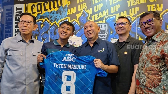 Intip Produk Milik Suporter di Persib Store yang Bikin Menteri Koperasi UKM Teten Masduki Takjub