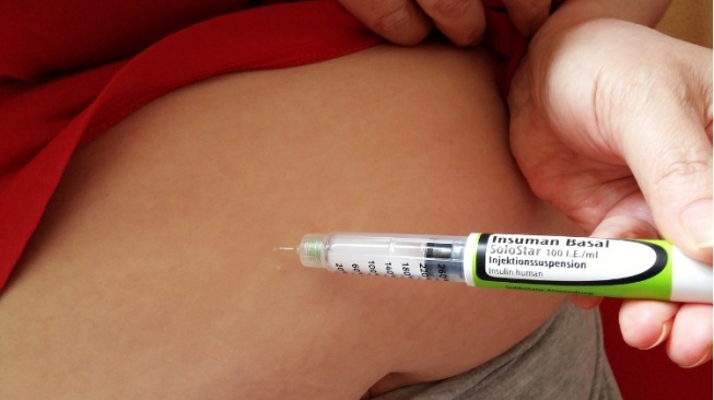 ilustrasi penderita hiperglikemia menyuntikan insulin (Pixabay.com/peter-facebook)
