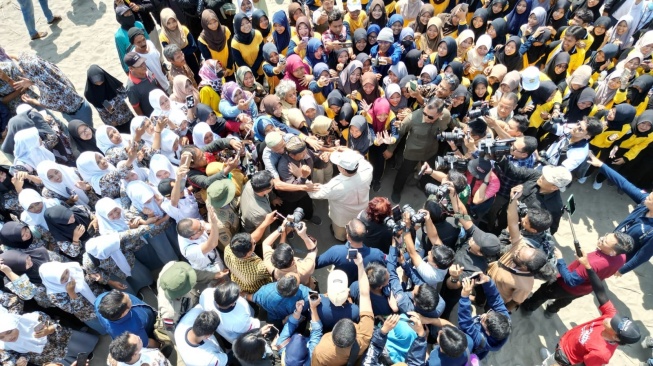 Menteri Pertahanan (Menhan) Prabowo Subianto di Pantai Aquarium Piamari, Pangandaran, Jawa Barat, Rabu (11/10/2023). (dok. Gerindra)