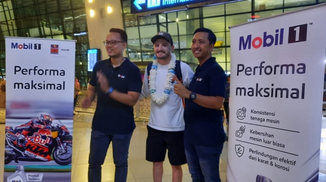 Dua Pembalap Tim Red Bull KTM, Brad Binder dan Jack Miller Tiba di Jakarta. (Foto: Mobil1)