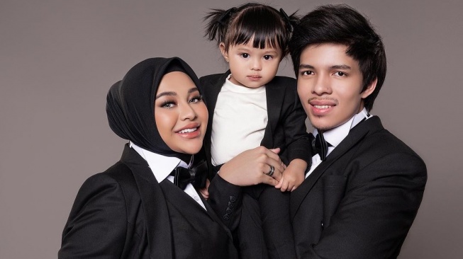 Atta Halilintar bersama Aurel Hermansyah dan putrinya, Ameena Hanna Nur Atta. [Instagram]