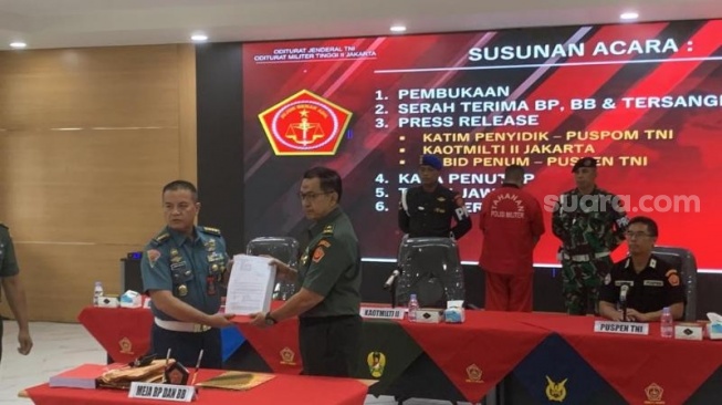 Pusat Polisi Militer (Puspom) TNI melimpahkan Letkol Adm Afri Budi Cahyanto atau ABC ke Oditur Militer Tinggi II Jakarta, Jakarta Timur (Jaktim), Rabu (11/10/2023). (Suara.com/Rakha)