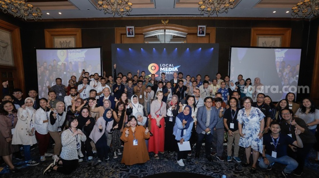 Para peserta foto bersama saat mengikuti gelaran Lokal Media Summit (LMS) 2023 di Hotel Aryaduta, Jakarta, Rabu (11/10/2023). [Suara.com/Alfian Winanto]