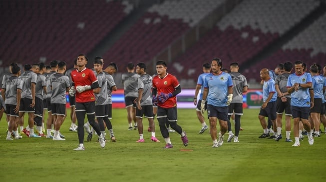 Sejumlah pemain Timnas Brunei Darussalam mengikuti sesi latihan di Stadion Utama Gelora Bung Karno, Jakarta, Rabu (11/10/2023). Latihan tersebut bagian dari persiapan jelang pertandingan melawan Timnas Indonesia pada di fase pertama Kualifikasi Piala Dunia 2023. ANTARA FOTO/Galih Pradipta/tom. 