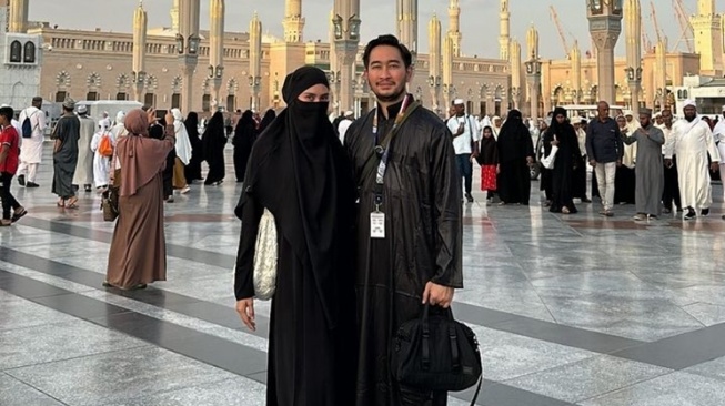 Potret Umrah Syahnaz Sadiqah dan Jeje Govinda (Instagram/@ritchieismail)