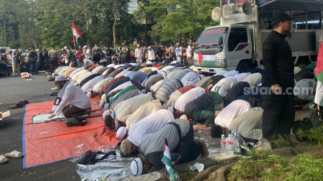 Gelar Salat Ashar di Depan Kedubes AS, Massa Aksi Solidaritas Palestina Berburu Air Mineral untuk Wudhu