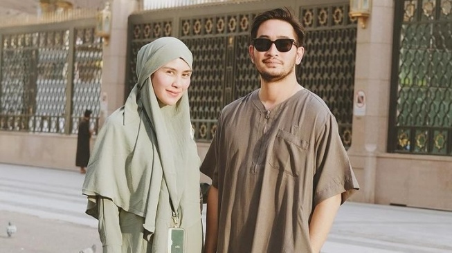 Potret Umrah Syahnaz Sadiqah dan Jeje Govinda (Instagram/@ritchieismail)