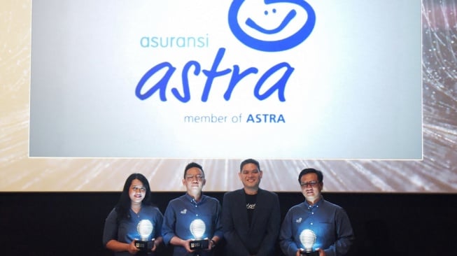 Kiri – kanan: Head of PR & Activations Asuransi Astra, Angela Anindita; Manager Health Claims Asuransi Astra, Gainardi Lazuardi; CEO of Marketeers, Iwan Setiawan; dan Vice President Governance, Risk Management, Compliance and Corporate Secretary Asuransi Astra, Djoko Nugroho Anindito saat penyerahan ketiga penghargaan yang diraih oleh Asuransi Astra [Asuransi Astra].