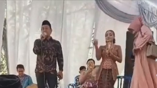 Viral Video Emak-Emak Sawer Sinden dengan Cara Dilempar, Diduga Terjadi di Ngawi