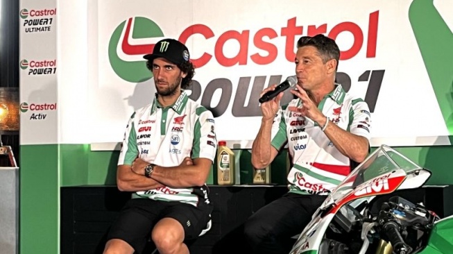 Manajer Tim Balap LCR Honda Lucio Cecchinello (kanan) saat menjalani konferensi pers bersama Castrol Indonesia di Jakarta, Rabu (11/10/2023). (ANTARA/Arnidhya Nur Zhafira)