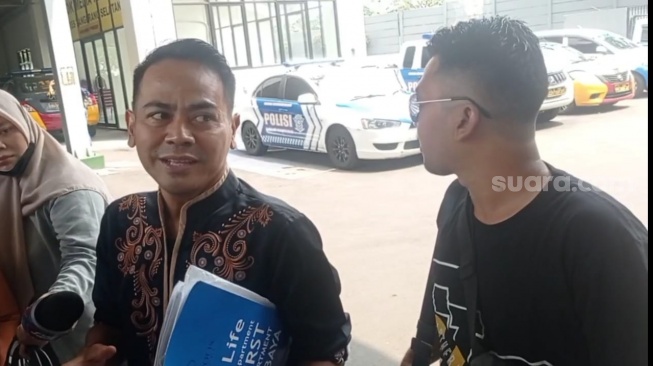 Yadi Sembako datangi Polres Metro Tangerang Selatan pada Rabu (11/10/2023). [Suara.com/Rena]