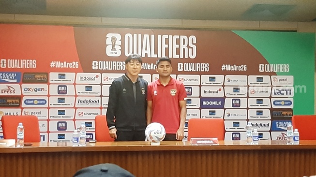 Pelatih Timnas Indonesia Shin Tae-yong bersama kapten tim Asnawi Mangkualam saat konferensi pers sehari jelang melawan Brunei Darussalam di Stadion Utama Gelora Bung karno (SUGBK), Senayan, Rabu (11/10/2023). (Suara.com/Adie Prasetyo Nugraha).