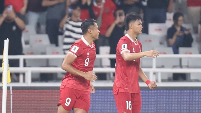 Striker Timnas Indonesia, Dimas Drajad melakukan selebrasi bersama Hokky Caraka usai mencetak gol pembuka Garuda kontra Brunei Darussalam dalam laga putaran pertama Kualifikasi Piala Dunia 2026 zona Asia di Stadion Utama Gelora Bung Karno (SUGBK), Jakarta, Kamis (12/10/2023). [PSSI]