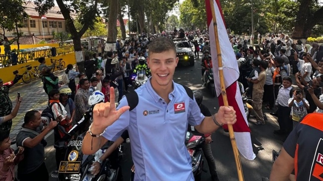 Jelang MotoGP Mandalika, Viral Video Pebalap Filip Salac Beli Bensin Eceran hingga Nyanyi Lagu Denny Caknan