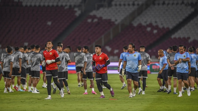 Sejumlah pemain Timnas Brunei Darussalam mengikuti sesi latihan di Stadion Utama Gelora Bung Karno, Jakarta, Rabu (11/10/2023). Latihan tersebut bagian dari persiapan jelang pertandingan melawan Timnas Indonesia pada di fase pertama Kualifikasi Piala Dunia 2023. ANTARA FOTO/Galih Pradipta/tom.