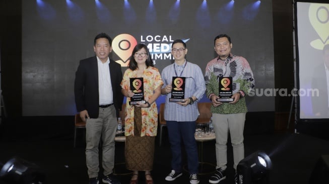 (kiri-kanan) Pemred Suara.com Suwarjono, Founder Pigijo.com Claudia Ingkiriwang, Capital Market Analyst Reza Priyambada, CEO Babarafi Eko Pujianto saat Local Media Summit 2023 di Hotel Aryaduta, Menteng, Jakarta Pusat, Rabu (11/10/2023). [Suara.com//Alfian Winanto]