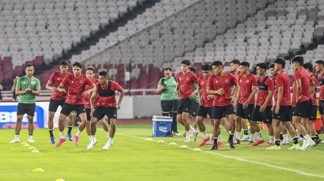 Sejumlah pemain Timnas Indonesia mengikuti sesi latihan di Stadion Utama Gelora Bung Karno, Jakarta, Rabu (11/10/2023). Latihan tersebut dalam rangka jelang pertandingan melawan Timnas Brunei pada di fase pertama Kualifikasi Piala Dunia 2023. ANTARA FOTO/Galih Pradipta/hp.