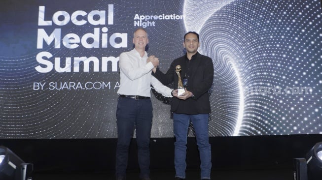 IMS Asia Regional Director Mr. Lars Bestle memberikan penghargaan kepada EVP Komunikasi Korporat dan TJSL PLN, Gregorius Adi Trianto di ajang Local Media Summit 2023. [Suara.com/Alfian Winanto]