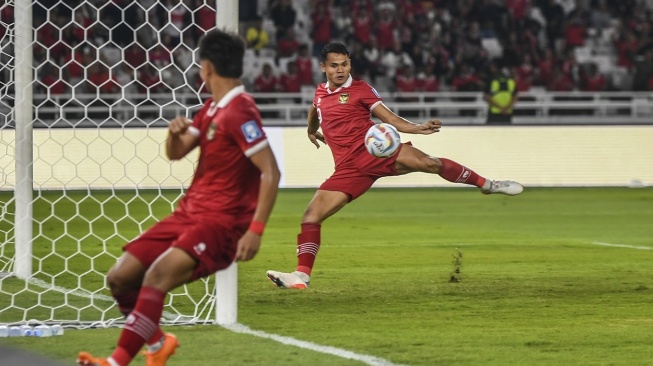 Pesepak bola timnas Indonesia Dimas Drajad (kanan) menendang bola ke gawang timnas Brunei Muhammad Hakeme (kiri) dalam pertandingan leg 1 kualifikasi Piala Dunia 2026 babak pertama zona Asia di Stadion Utama Gelora Bung Karno (GBK), Senayan, Jakarta, Kamis (12/10/2023). ANTARA FOTO/Galih Pradipta/YU 