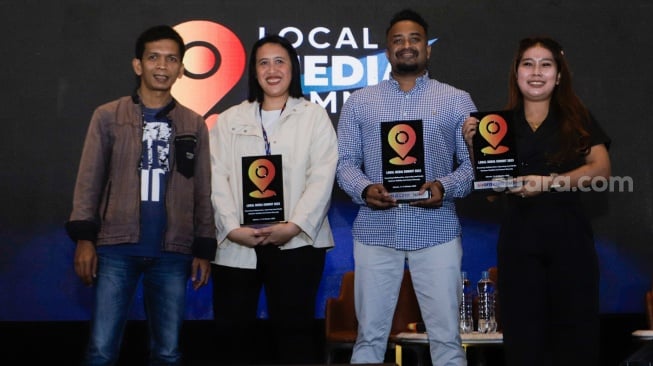 Readktur Eksekuti Suara.com, Arsito Hidayatullah (kiri) foto bersama dengan Managing Director Probe - Philippines, Jen Aquino (kedua kiri), Founder of Hari TV - Sri Lanka, Lahiru Buddika (kedua kanan) dan Marketing Manager SukabumiUpdate, Annisa Rahmatillah (kanan) usai memberikan plakat karena mengisi workshop "Collaboration among Local Media and Influencers in Reaching Out the Audience" saat gelaran Local Media Summit (LMS) 2023 di Hotel Aryaduta, Jakarta, Kamis (12/10/2023). [Suara.com/Alfian Winanto]