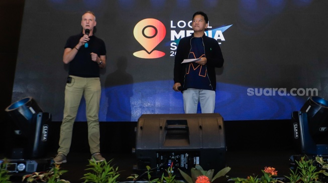 CEO Suara.com, Suwarjono (kanan) bersama dengan IMS Asia Regional Director, Lars Bestle (kiri) memberikan Closing Remarks saat penutupan Gelaran Local Media Summit (LMS) 2023 di Hotel Aryaduta, Jakarta, Kamis (12/10/2023). [Suara.com/Alfian Winanto]