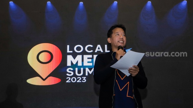 CEO Suara.com, Suwarjono memberikan Closing Remarks saat penutupan Gelaran Local Media Summit (LMS) 2023 di Hotel Aryaduta, Jakarta, Kamis (12/10/2023). [Suara.com/Alfian Winanto]