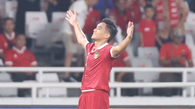 Bek Timnas Indonesia, Rizky Ridho melakukan selebrasi usai mencetak gol kedua Garuda kontra Brunei Darussalam dalam laga putaran pertama Kualifikasi Piala Dunia 2026 zona Asia di Stadion Utama Gelora Bung Karno (SUGBK), Jakarta, Kamis (12/10/2023). [PSSI]