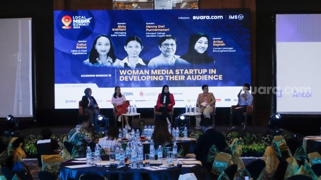 Narasumber memberikan pemaparan dalam workshop "Woman Media Startup in Developing Their Audience" saat gelaran Local Media Summit (LMS) 2023 di Hotel Aryaduta, Jakarta, Kamis (12/10/2023). [Suara.com/Alfian Winanto]