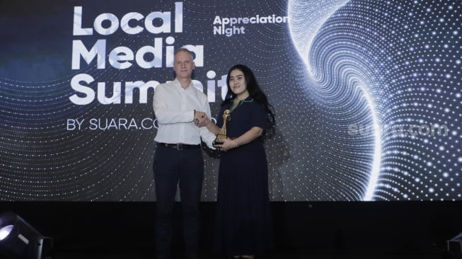 IMS Asia Regional Director Mr. Lars Bestle memberikan penghargaan saat Local Media Summit 2023 di Hotel Aryaduta, Jakarta Pusat pada Rabu, (11/10/2023). [Suara.com/Alfian Winanto]