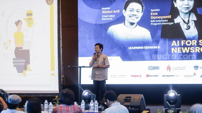 Chief Editor Babad.id memberikan pemaparan dalam workshop "AI for Small Scale Newsroom" saat gelaran Local Media Summit (LMS) 2023 di Hotel Aryaduta, Jakarta, Kamis (12/10/2023). [Suara.com/Alfian Winanto]