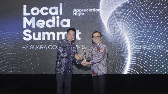 Pemred Suara.com Suwarjono memberikan penghargaan saat Local Media Summit 2023 di Hotel Aryaduta, Jakarta Pusat pada Rabu, (11/10/2023). [Suara.com/Alfian Winanto]