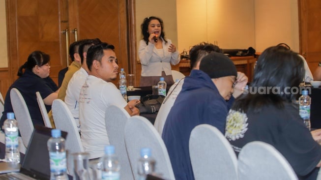 Head of Corcomm Chandra Asri, Chrysanthi  Tarigan (tengah) memberikan pemaparan dalam workshop "Creative Production and Impact Story by Chandra Asri" saat gelaran Local Media Summit (LMS) 2023 di Hotel Aryaduta, Jakarta, Kamis (12/10/2023). [Suara.com/Alfian Winanto]