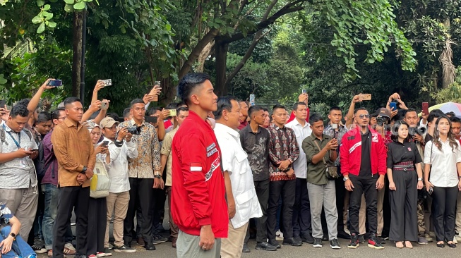 Prabowo Rangkul Kaesang, Tertawa Bareng usai Dengar Marching Band di Kertanegara