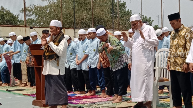 Ribuan Santri Ponpes Al Mukmin Ngruki Sukoharjo Ikut Salat Meminta Hujan, Ini Pesan Ustaz Abu Bakar Baasyir