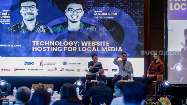 Narasumber memberikan pemaparan dalam workshop "Technology : Website Hosting For Local Media" saat gelaran Local Media Summit (LMS) 2023 di Hotel Aryaduta, Jakarta, Kamis (12/10/2023). [Suara.com/Alfian Winanto]